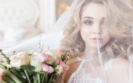 A bride holding a bouquet with soft, natural lighting and modern styling, reflecting the emerging bridal photography trends for 2025.