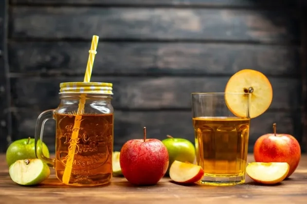 Apple cider vinegar drink with fresh apples on table – exploring whether apple cider vinegar supports weight loss