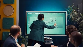 Professional trainer delivering an advanced presentation to an audience – study Advanced Diploma in Presentation Skills Level 7 online