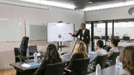 Corporate event presenter leading workshop with audience – AI in corporate event management free course online