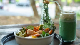 A balanced meal bowl and green health drink on a tray, illustrating healthy eating and AI-supported personalised nutrition planning.