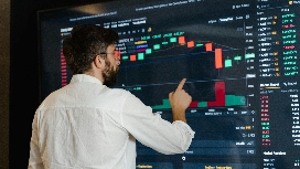 Analyst reviewing data charts on a digital screen – explore AI-powered risk management in this short course