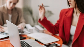 Professional reviewing reports and emails – learn communication and business communication in this online course