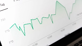 Analytics dashboard displaying performance trends and data visualisation, ideal for learning data analytics for beginners
