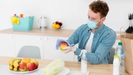 Food handler practicing hygiene in a professional kitchen – learn Level 2 food hygiene and safety online with OHSC