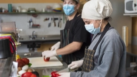 Food safety officer inspecting a commercial kitchen – learn food hygiene and safety online with OHSC Level 3 certificate