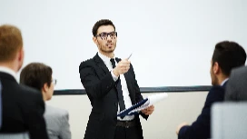 Instructor guiding beginners through training fundamentals – study Certificate in Introduction to Trainer Skills QLS Level 3 online