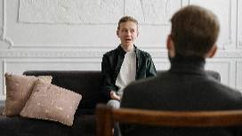 Teenager speaking with a life coach in a calm setting, symbolizing guided support, communication and how AI tools enhance modern life coaching techniques.