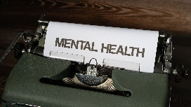 Typewriter displaying the words mental health, representing mental health awareness and wellbeing education for beginners