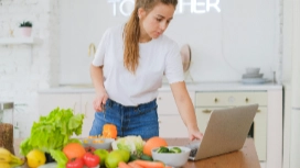 Remote nutrition student preparing healthy food while studying online, supporting flexible learning with OHSC free course