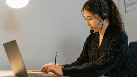 Learner managing tasks on a laptop, developing Virtual Assistant Skills for Beginners and learning how to start being a virtual assistant