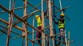 Construction workers on scaffolding using safety gear – learn working at height safety online with OHSC.